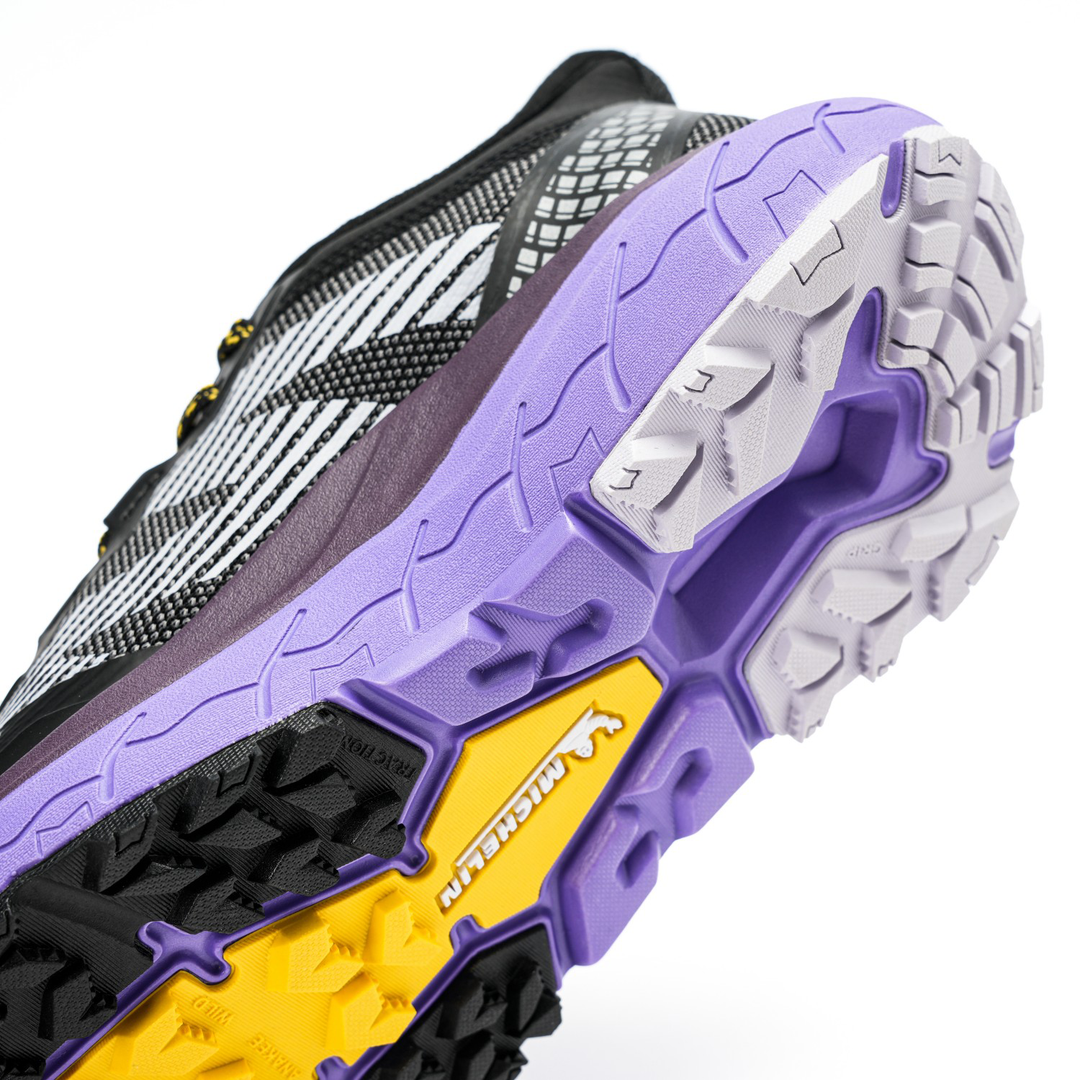 Zapatilla Trail Running Mujer Color Negro y Morado Michelin AW05
